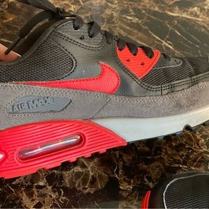 Great condition Nike shoes! Size 9.5 womens.